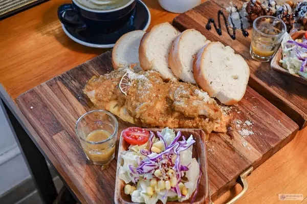 ▲大安森林公園咖啡廳推薦！純白色系歐風咖啡廳「桔梗JIEGENGE」，大安早午餐、下午茶推薦。(攝影：部落客 靜兒貪吃遊玩愛分享)