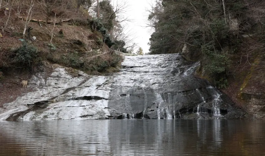▲養老溪谷是欣賞溪谷美景的熱門地點,位於上游的粟又瀑布水流沿著岩壁層層疊疊傾瀉而下,景觀壯闊。