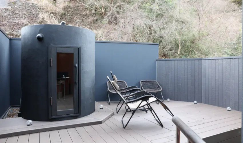 ▲所有客房都配備能泡「黑湯」的露天溫泉。