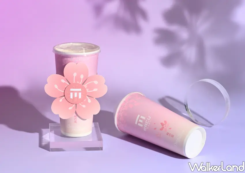 ▲3月27日櫻之日限定的旋轉紙杯套，讓粉嫩櫻花在指尖浪漫綻放。