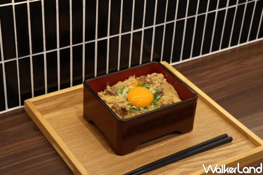 ▲滿雞軒鴨肉親子丼可加價升級生蛋黃，並與濃厚鴨白湯組合，成為中和店限定用餐搭配選擇。