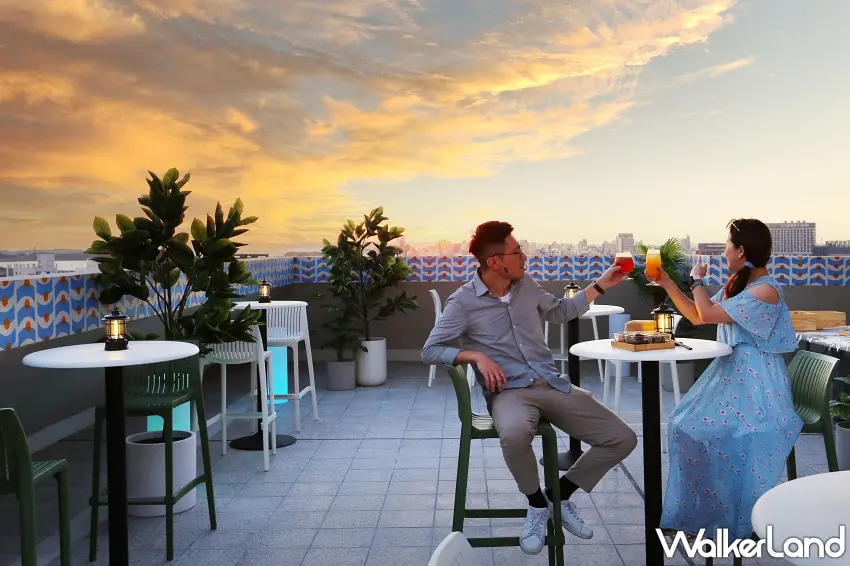 ▲頂樓星空酒吧「橙光。城光」擁有360度環景視野，能將海景與城市風光盡收眼底，更是花火節期間近距離感受璀璨煙火的絕佳場域。  圖／福容徠旅澎湖提供；窩客島整理