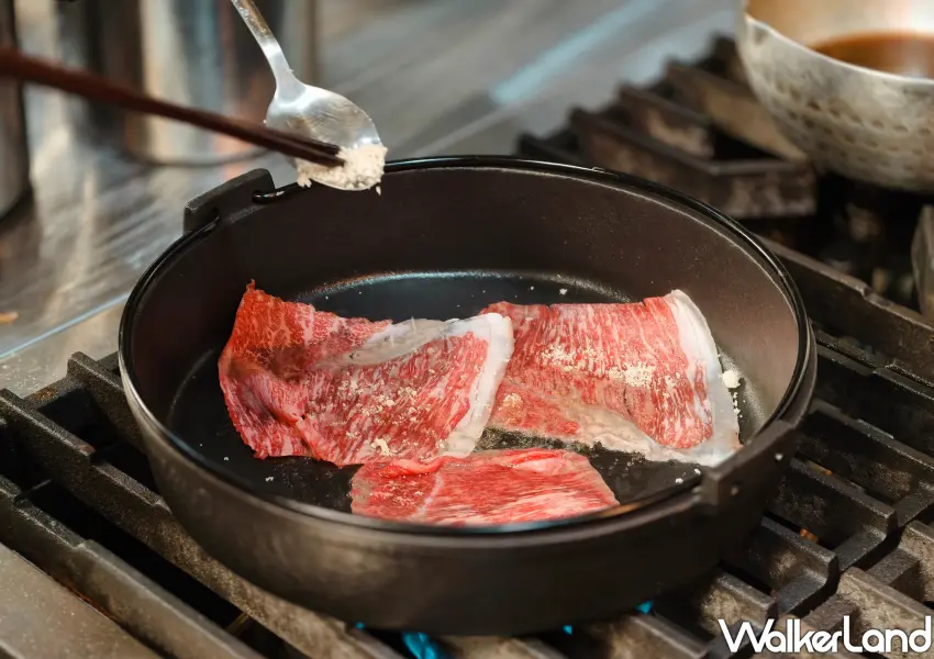 ▲職人關西風壽喜燒先以三溫糖煎烤肉片，逼出濃郁焦糖香氣，展現道地日本工法。(攝影：鄭雅之)