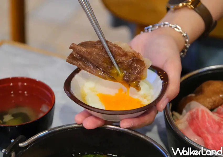 ▲鹹甜的壽喜燒肉片沾上溫泉蛋液享用，是吃個人壽喜燒定食最經典的靈魂美味組合。(攝影：鄭雅之)