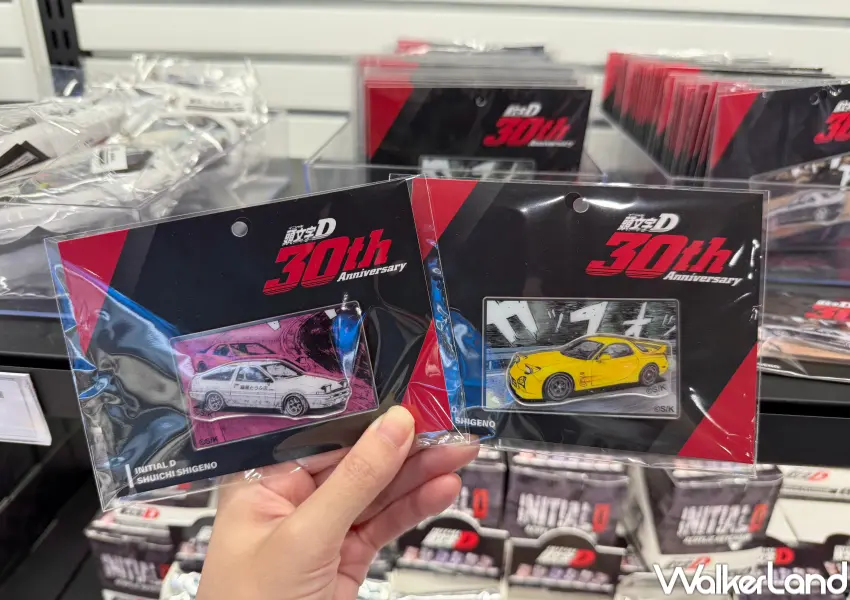 ▲三創頭文字D快閃店周邊必買,主角賽車壓克力磁鐵。(攝影:鄭亦庭)