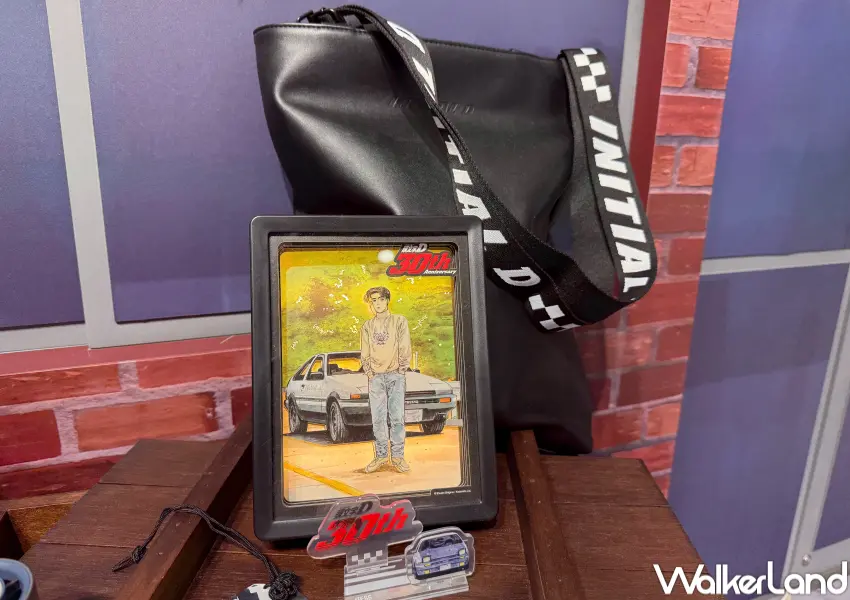 ▲三創頭文字D快閃店周邊必買!主角藤原拓海燈箱、賽車壓克力擺飾、托特包周邊。(攝影:鄭亦庭)