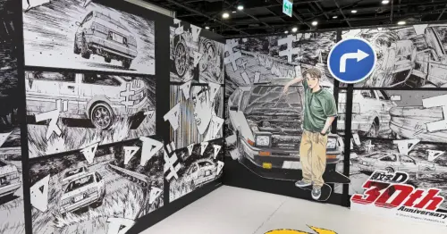 三創頭文字D快閃店！頭文字D30週年快閃店打卡點，藤原豆腐店燈箱 限定周邊必收。