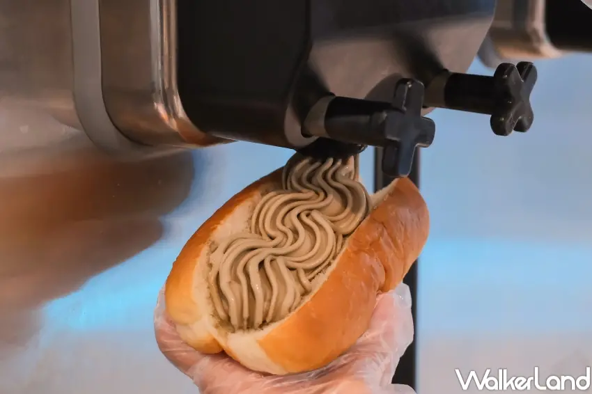 ▲7-11推出雪淋霜冰冰堡與酷聖霜冰冰堡，將熱狗麵包改夾霜淇淋打造愚人節限定創意冰品（攝影：張人尹）。