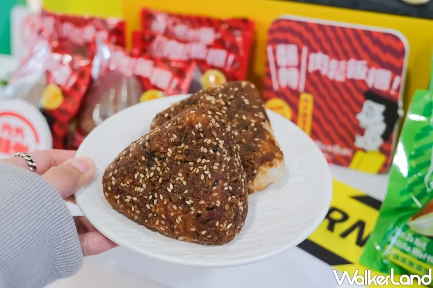 ▲7-11翻轉系列包含翻轉肉鬆飯糰與鮮蝦翻轉沙拉，以顛倒設計呈現搞怪視覺效果吸引粉絲注意（攝影：張人尹）。