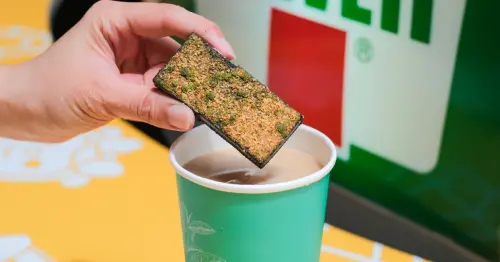 豬血糕奶茶 菜瓜布蛋糕！7-11愚人節搞怪美食21款，霜淇淋冰狗 御飯糰盲盒抽起來。