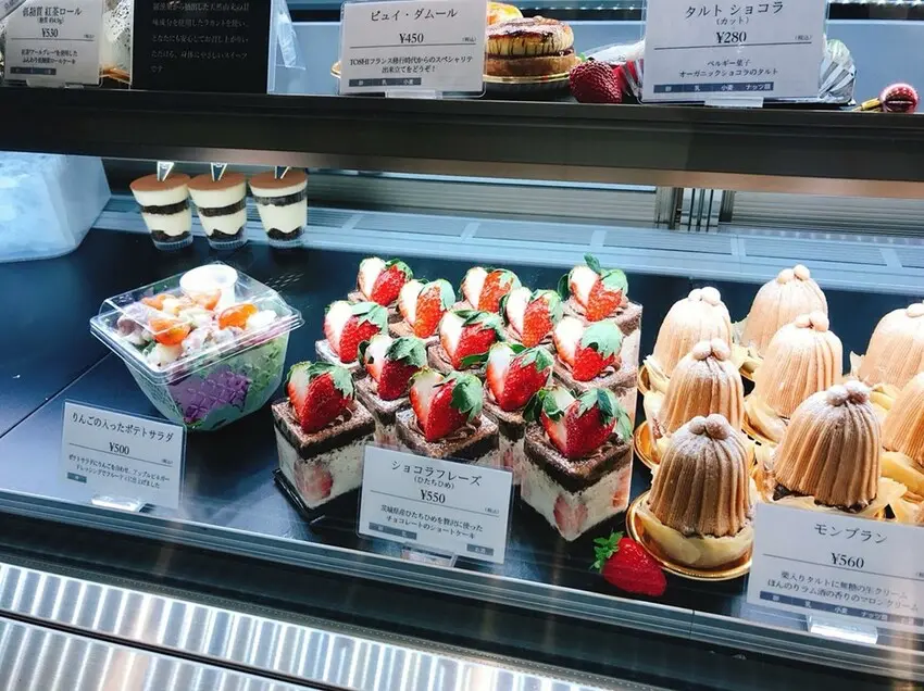 ▲日本甜點大神鎧塚俊彥首度在台推出體驗型專區,透過開放式廚房展現層次豐富的法式烘焙工法。(圖片來源:部落客 wowjapan )