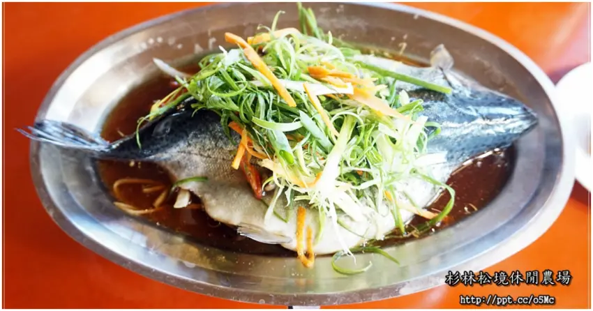 ▲「杉林松境休閒農場」提供合菜與個人簡餐，一桌約2500元，餐點豐富實在，其中清蒸活鱒魚口感鮮嫩，是相當受歡迎的招牌料理。