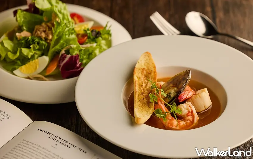 ▲The Chapter義式餐廳「托斯卡尼風味海鮮湯」以蝦頭熬製醇厚湯底,融合當日直送海味與番茄香氣,呈現道地義式漁港風味 。圖/誠品行旅提供;窩客島整理