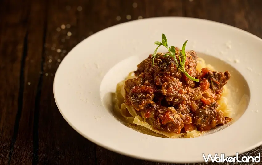 ▲The Chapter義式餐廳主打「拿坡里風味牛肉丁醬寬板麵條」,透過長時間慢燉呈現濃郁茄汁肉香,譜寫北義鄉間的食光記憶 。圖/誠品行旅提供;窩客島整理