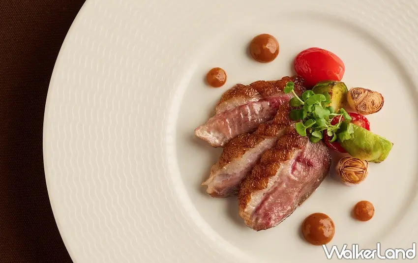 ▲In Between之間餐廳嚴選櫻桃鴨胸,經低溫舒肥後以慢火煎炙逼出油脂,搭配具明亮酸感的南高梅紫蘇醬汁平衡豐腴口感 。圖/誠品行旅提供;窩客島整理