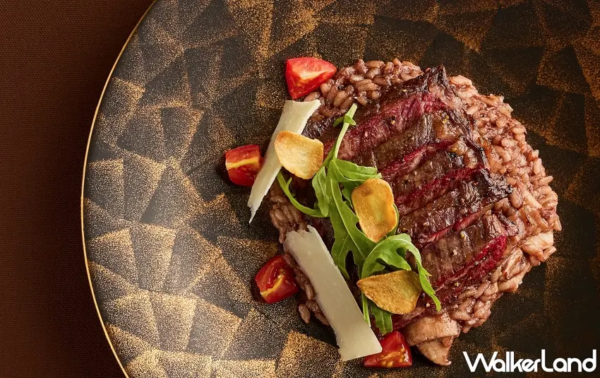 ▲In Between之間餐廳主廚選用澳洲和牛橫膈膜,以柔嫩帶勁的口感搭配帕馬森起司與紅酒牛汁燉飯的綿滑層次,展現豐富的味覺地圖 。圖/誠品行旅提供;窩客島整理