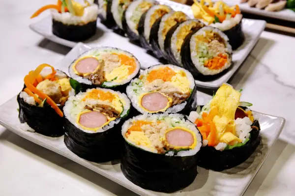 ▲桃園大園韓式美食推薦！超人氣「玉将食堂」主打釜山豬肉湯飯，推薦必點拳頭大韓式飯捲。(攝影：部落客 小珊珊)