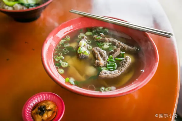 ▲桃園大園美食推薦！萊萊牛家莊必點清燉牛肉湯，添加蔬果熬煮的湯頭清甜不油膩。(攝影：部落客 圍事小哥)