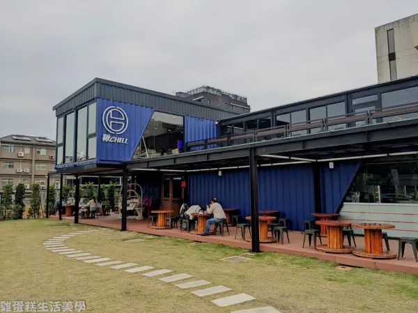 ▲桃園大園景觀咖啡廳推薦！鞦CHILL Cafe & Bistro2樓能邊吃美食，邊欣賞湖畔綠地。(攝影：部落客 雞蛋糕生活美學專題報告)