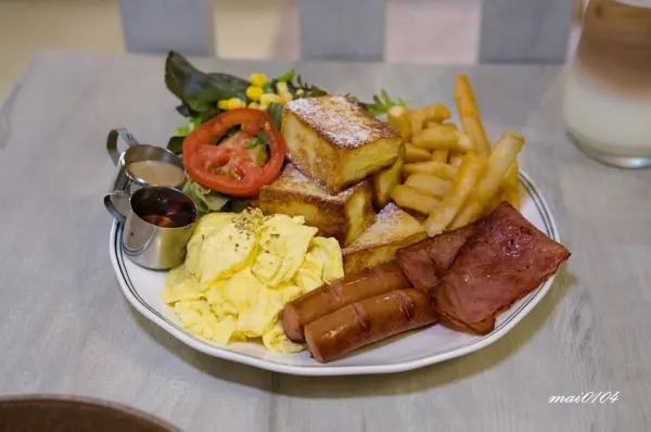 ▲桃園大園咖啡廳推薦！小巷43大份量法式吐司拼盤，附帶紅茶還能免費續杯。(攝影：部落客 麥的小窩)