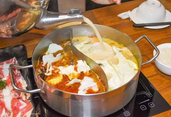 ▲桃園大園美食推薦！火鍋控衝「蒸煮流胡椒豬肚雞鍋」8小時熬煮豬肚雞湯頭必喝。(攝影：部落客 呂萱萱愛分享)