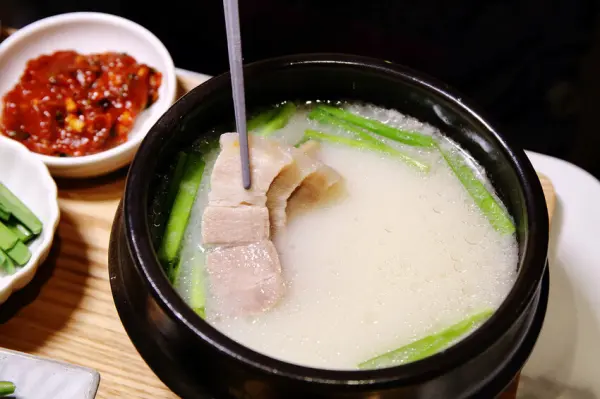 ▲桃園大園韓式美食推薦！超人氣「玉将食堂」主打釜山豬肉湯飯，推薦必點拳頭大韓式飯捲。(攝影：部落客 小珊珊)