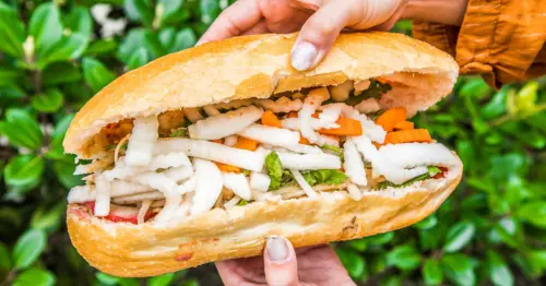 桃園海芋季美食推薦！7大桃園大園美食排隊必吃，巨無霸越南麵包 拳頭大韓式飯捲。