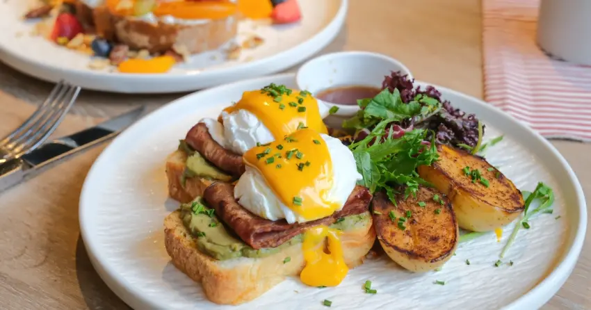 路易莎咖啡免費續杯！路易莎併購傑克兄弟牛排，早午餐198元 路易莎美式無限續杯。