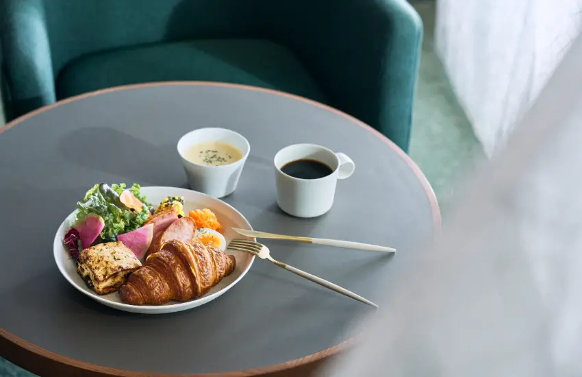 ▲品牌首創形態OMO麵包坊,早上會以咖啡館形式提供麵包套餐。