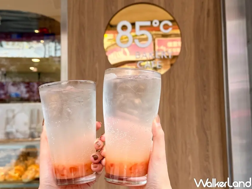 ▲85℃愚人節推出小桃氣大杯買一送一優惠,兩杯61元即可入手,限定門市現場購買,成為當天吸引粉絲關注的重點活動。