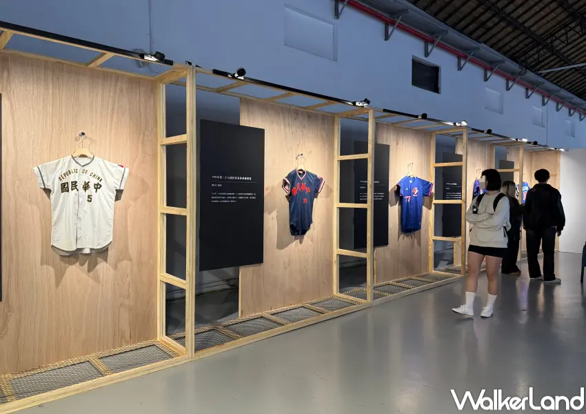 ▲免門票松菸棒球特展展出各時代中華隊球衣，棒球迷必拍。(攝影：鄭亦庭)