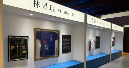 棒球迷衝松菸棒球展！免費松菸紅土之上棒球特展，林智勝 林昱珉球衣簽名球必拍。 