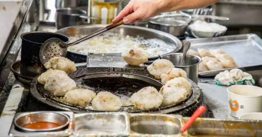 ▲「阿三肉圓」將肉圓外皮炸得金黃酥脆、內餡飽滿多汁,作為排隊名店名不虛傳。