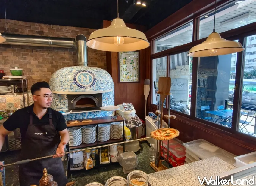 ▲披薩冠軍Giuseppe於「巴索托拿玻里披薩」（BASSOTTO PIZZA）親力親為。（攝影：楊婷雅）