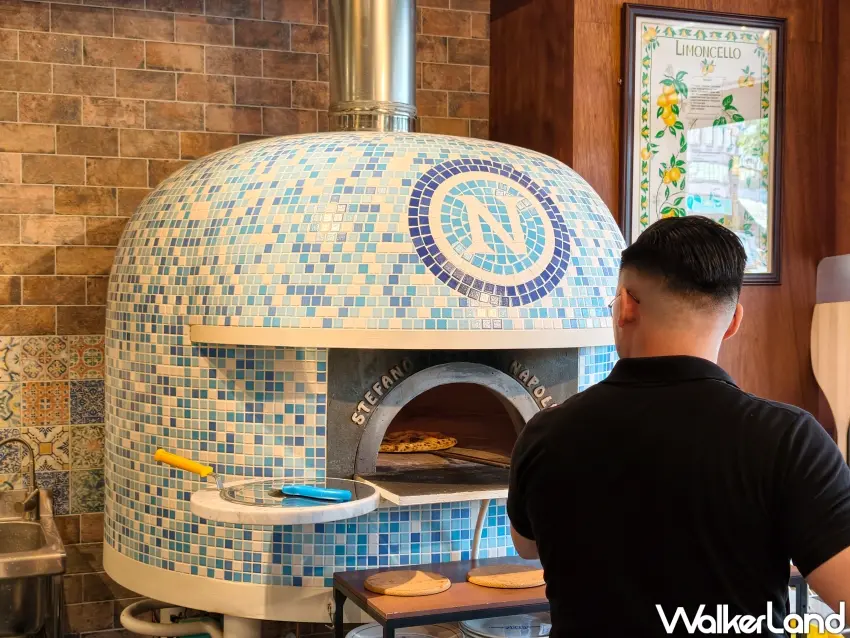 ▲「巴索托拿玻里披薩」使用的天藍色窯爐為主廚特別自義大利訂製、海運來台灣。（攝影：楊婷雅）