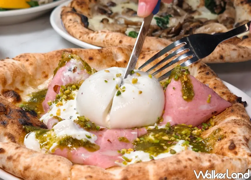 ▲開心果火腿與絲綢乳酪披薩搭配布拉塔起司，切開後濃郁奶香與餅皮及配料融合，讓整體口感更加滑順飽滿。（攝影：楊婷雅）