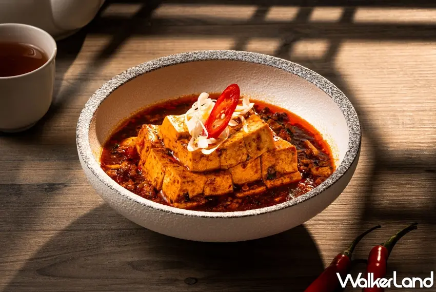 ▲「川味麻婆豆腐」選用板豆腐與黑豬肉碎煨煮入味,口感紅亮油潤且麻香鮮明。圖/板橋凱撒大飯店提供;窩客島整理