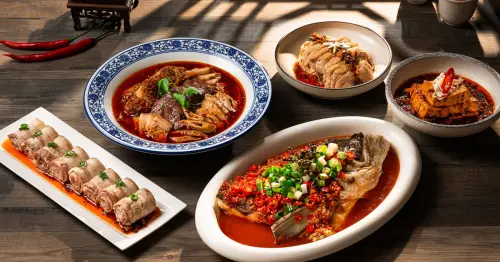 隱藏版老媽蹄花激推！板橋凱撒家宴中餐廳推出四川美食節，嚴選黑豬肉與郫縣豆瓣重現道地麻辣鮮香層次。