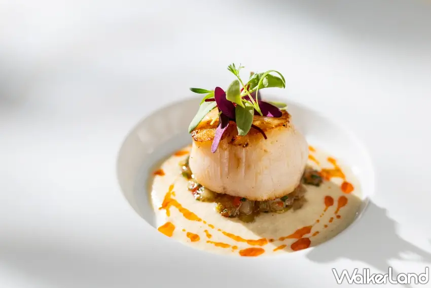 ▲香煎干貝以綠咖哩的草本辛香勾勒風味,並以西班牙臘腸的煙燻辣香拉出對比,節奏鮮明清爽 。 圖/台北國賓大飯店提供;窩客島編輯整理