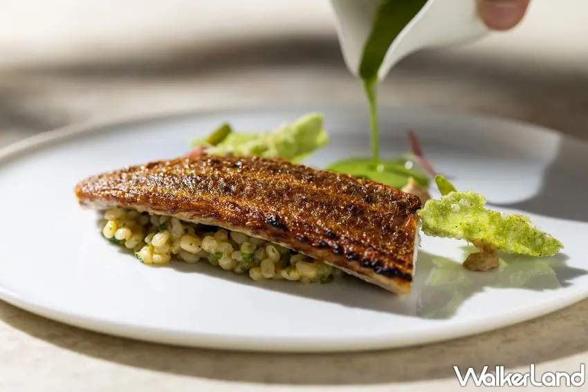 ▲季節鮮魚將魚皮煎至金黃酥脆,底層舖上帕馬森珍珠大麥,在清新與厚度間取得優雅平衡 。 圖/台北國賓大飯店提供;窩客島編輯整理