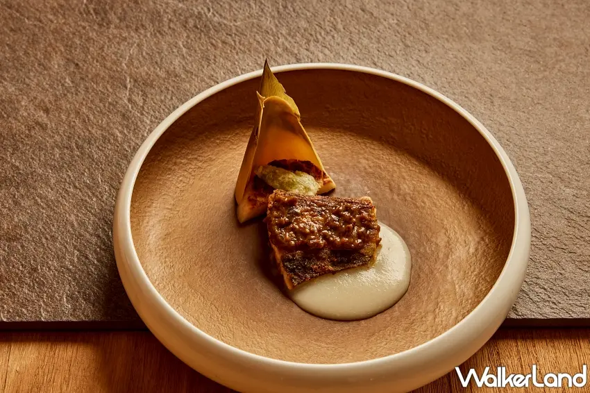 ▲「款冬味噌燒鰆魚 新洋蔥醬」將鰆魚以油封低溫慢熟手法，熟度精準保留在半生熟質地，佐以日本款冬味噌與春季新洋蔥醬汁。圖／The Ukai Taipei提供；窩客島整理