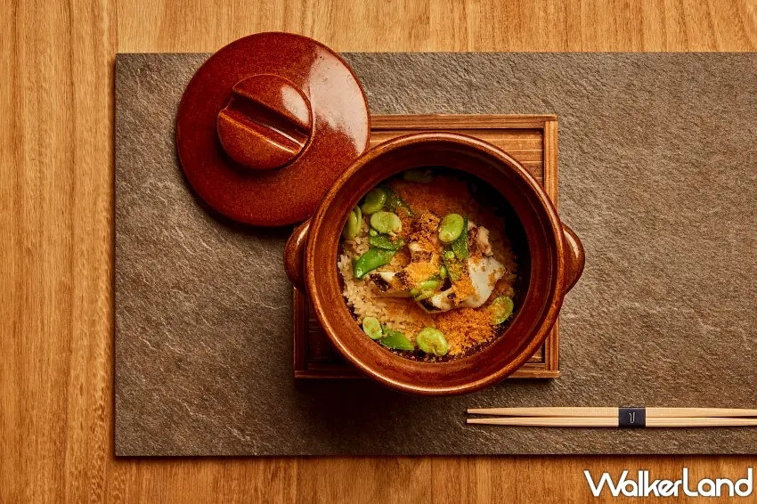 ▲畫下充滿鮮味與春天氣息句點的「鹽烤櫻鯛釜飯」，保有魚肉最原始的鮮味與油脂，搭配日本山形縣頂級輝映米，散發溫潤而深層的好滋味。圖／The Ukai Taipei提供；窩客島整理