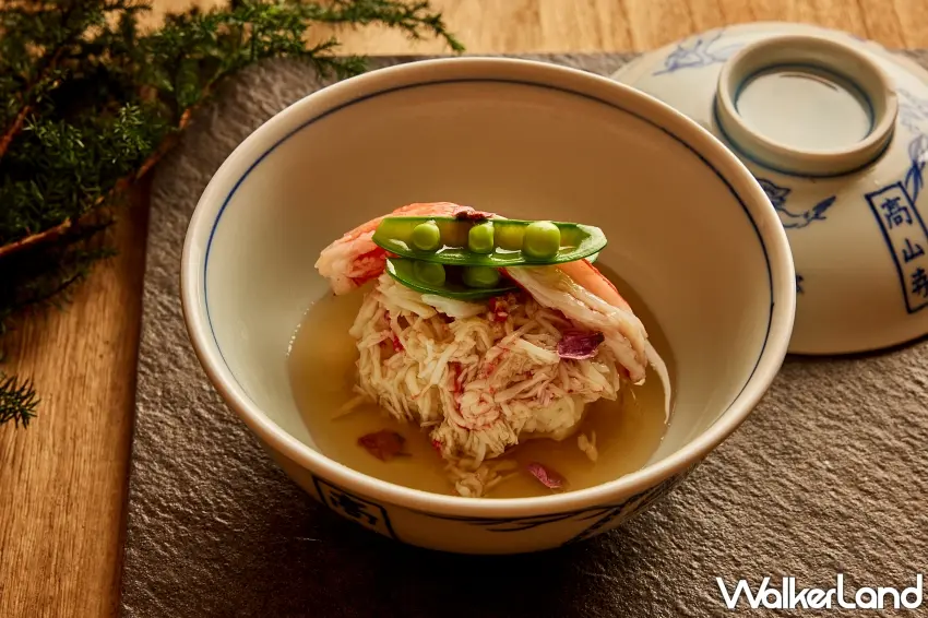 ▲「旬蟹蒸飯」米飯充分吸收蟹肉的甘甜，清雅鹹香更能襯托出蟹肉鮮甜，展現細膩的層次美感。圖／The Ukai Taipei提供；窩客島整理