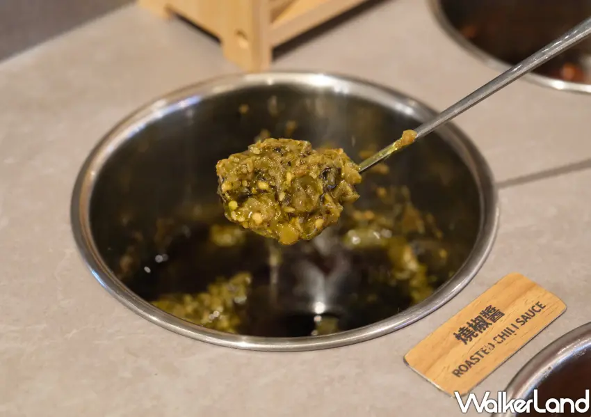 ▲獨家特製燒椒醬選用多種辛香料製作，是搭配麻辣鍋物不可或缺的靈魂沾醬。(攝影：鄭雅之)