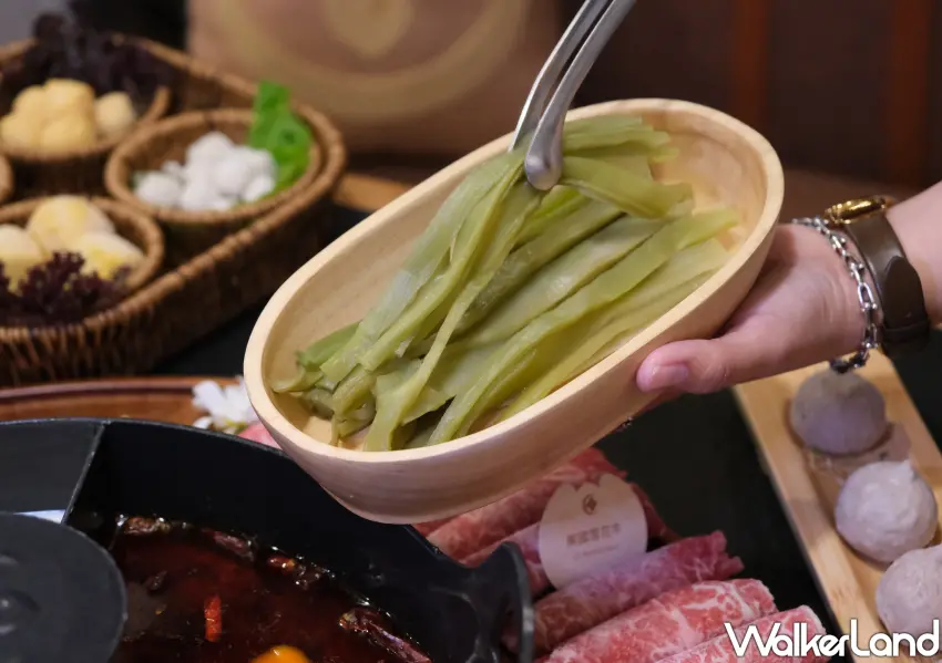 ▲台灣火鍋少見的「貢菜」是解膩神器，脆口的口感值得一試。(攝影：鄭雅之)