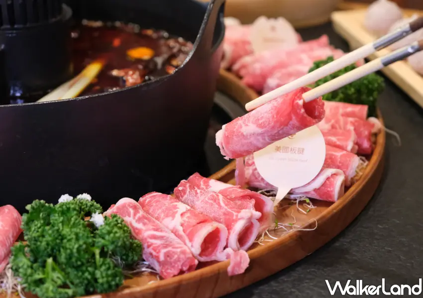 ▲招牌山野肉花圈嚴選美國板腱牛，擺一整圈視覺感十足。(攝影：鄭雅之)