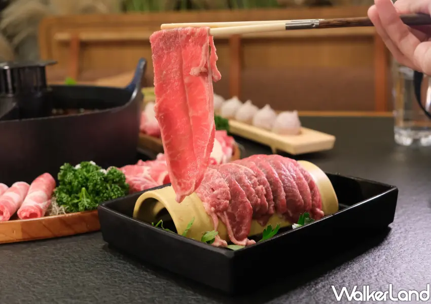 ▲口感鮮嫩的九秒牛肉經過特殊醃漬，是火鍋控來到四季花月指定必吃的特色肉品。(攝影：鄭雅之)