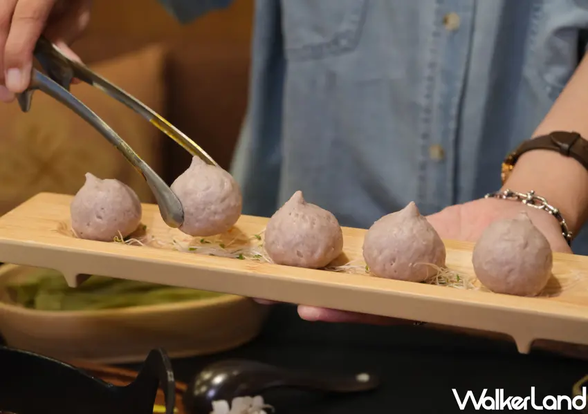 ▲充滿嚼勁的三星蔥爆漿貢丸是四季花月的人氣單點，為火鍋餐桌增添更多在地風味與層次感。(攝影：鄭雅之)