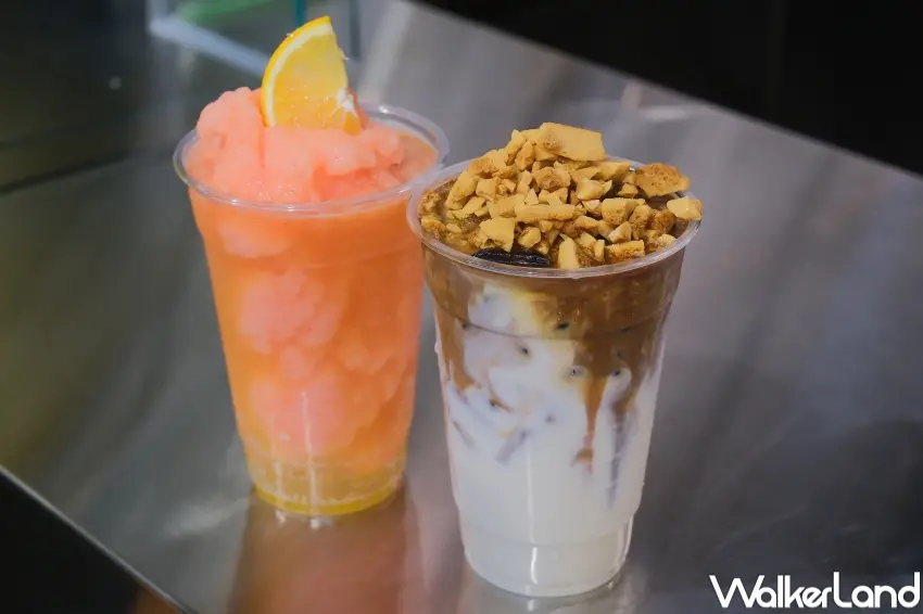 ▲COMPOSE COFFEE焦糖脆脆拿鐵與五味子冰茶，分別展現甜香層次與酸甜清爽口感，提供多元飲品選擇。（攝影：張人尹）