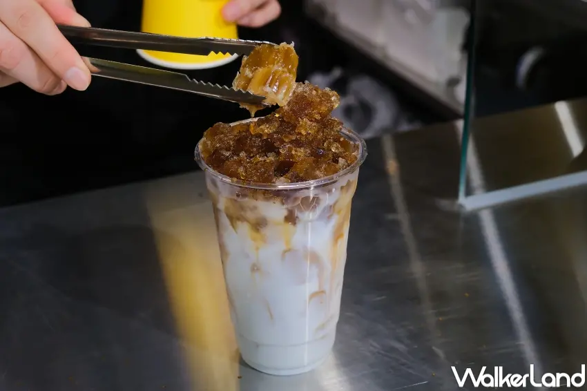 ▲COMPOSE COFFEE V特調馥郁小夜曲以煉乳與Espresso製成冰沙，搭配蜂巢增添口感與甜味層次。（攝影：張人尹）